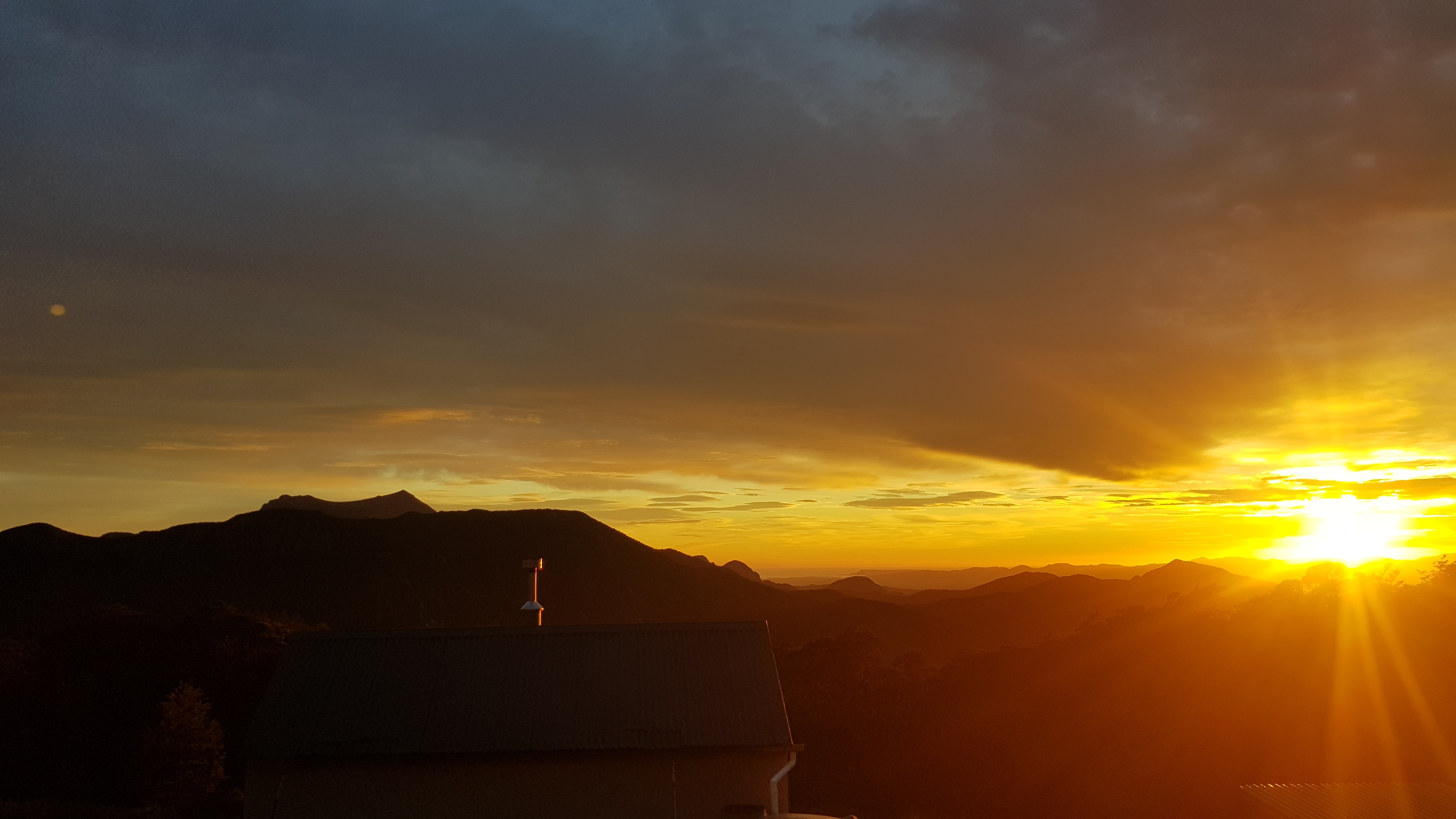 Sunrise at Mount Fell hut - Tinytramper