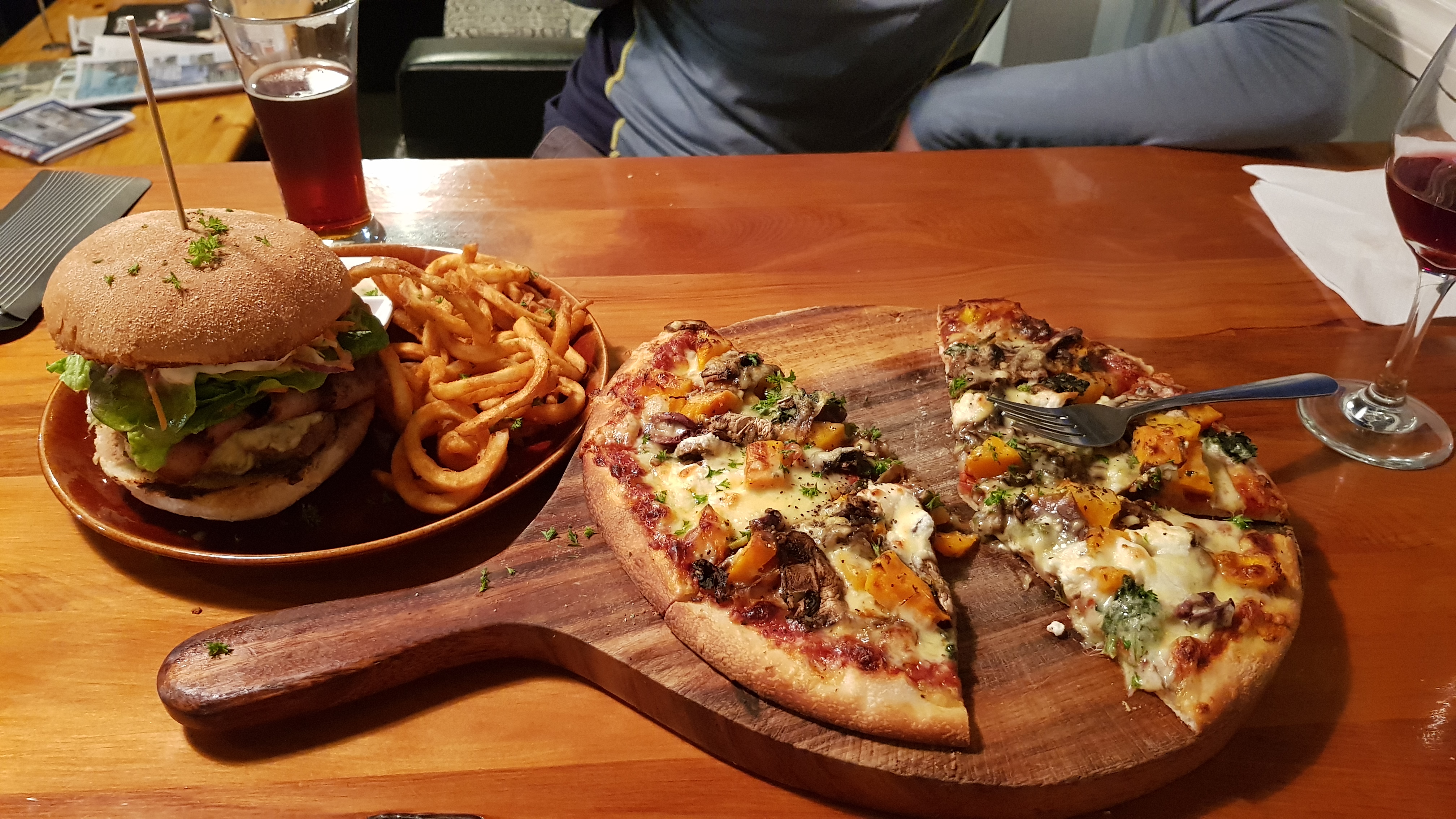Delicious burger and pizza at the Sprig in Mot